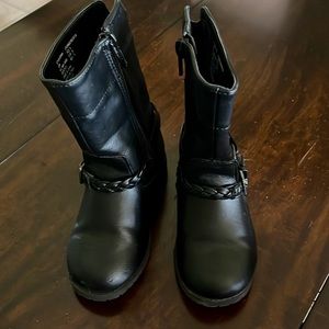 Toddler girls black boots. Size 8.